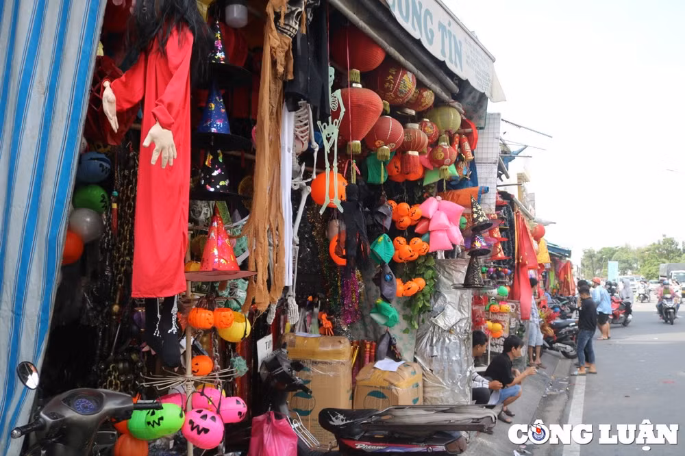 duong pho tai tp ho chi minh ngap tran mat hang don halloween tieu thuong ruc rich mo ban hinh 17