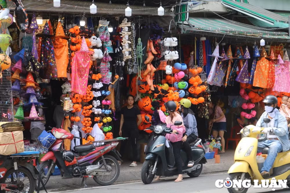 duong pho tai tp ho chi minh ngap tran mat hang don halloween tieu thuong ruc rich mo ban hinh 13