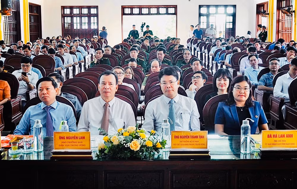 mit tinh ky niem 10 nam ngay phap luat viet nam hinh 1