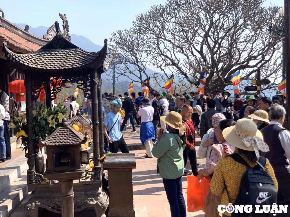 chua dong yen tu nhon nhip nguoi den hanh huong trong ngay dau khai hoi hinh 3