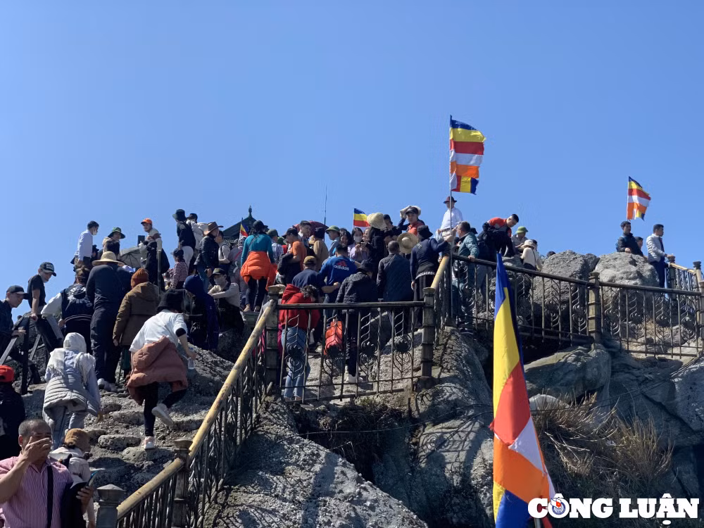 chua dong yen tu nhon nhip nguoi den hanh huong trong ngay dau khai hoi hinh 19