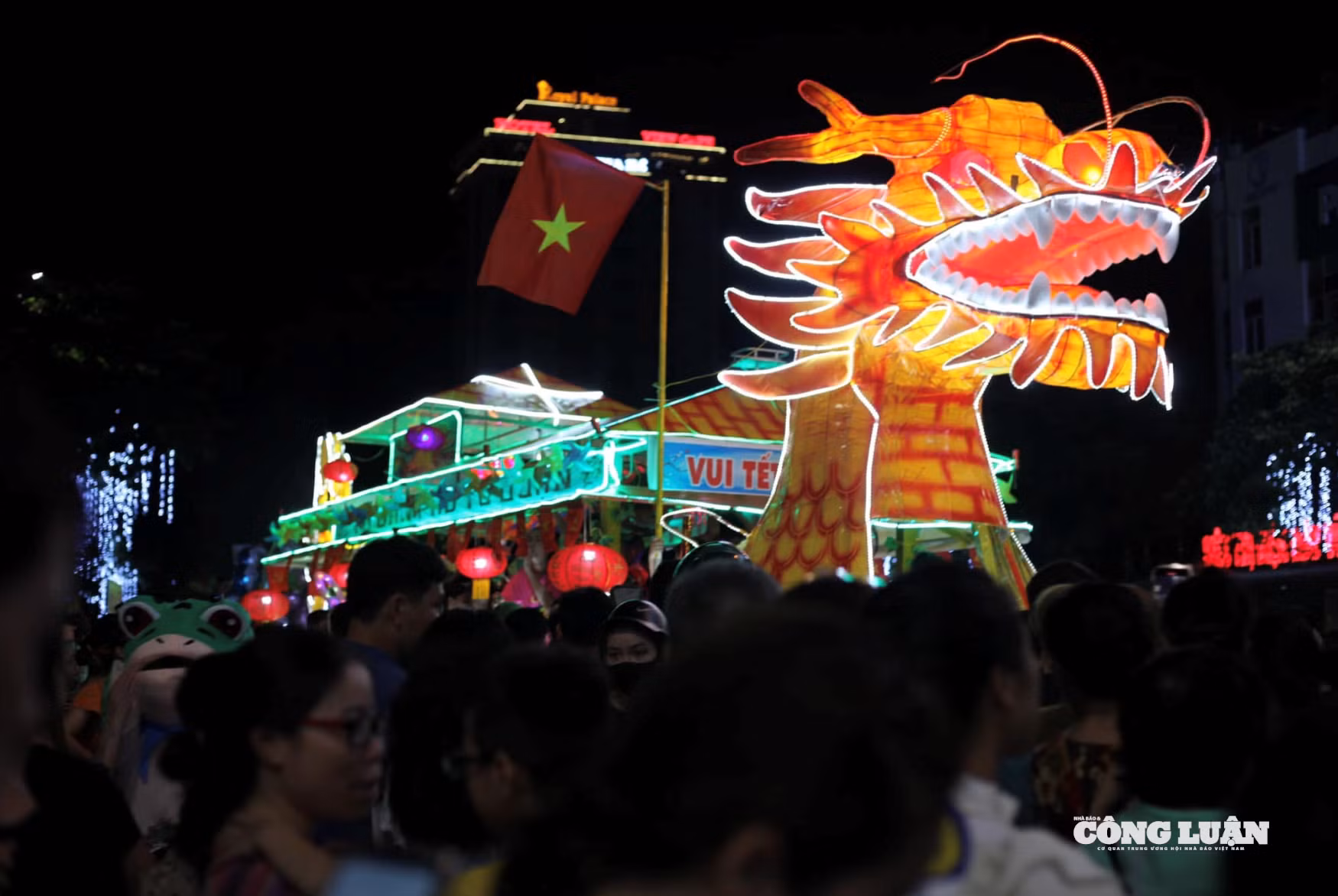 Những ngày này, phố phường sáng rực, nhộn nhịp với tiếng trống hội, ánh đèn rực rỡ trước thềm Tết Trung thu 2025.