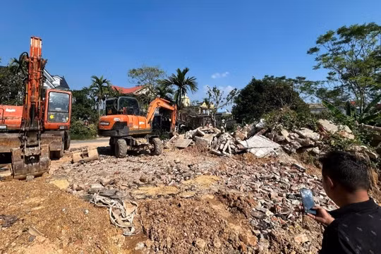 Thu gom 160 tấn rác xây dựng về chôn lấp ven bờ sông để... chờ bán và làm bãi đỗ xe