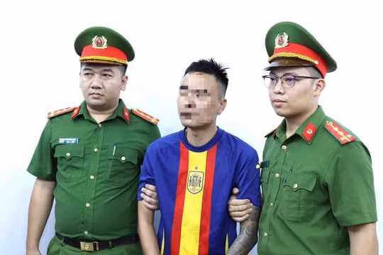 Khởi tố người đàn ông dùng điện thoại livestream xúc phạm bảo vệ nhà hàng ở Ninh Bình