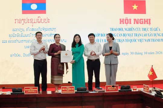 Ủy ban MTTQ Việt Nam TP Hà Nội trao đổi kinh nghiệm thực tế với đoàn cán bộ Mặt trận Lào xây dựng đất nước