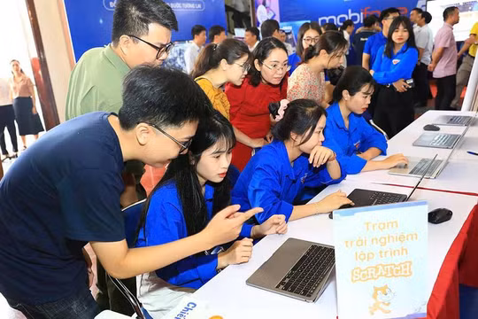 Điện Biên: Khi người trẻ hóa thân thành 'cầu nối' đưa công nghệ số chạm đến từng người dân