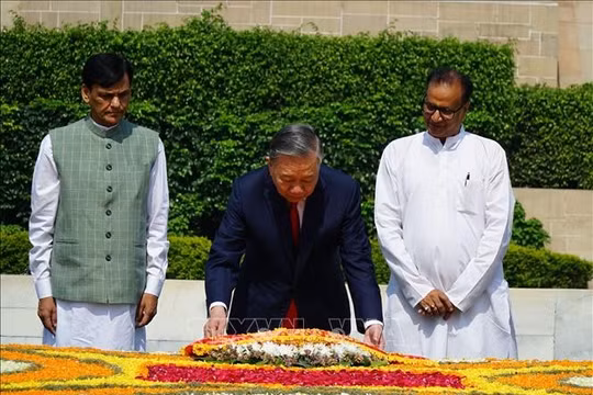 Tổng Bí thư, Chủ tịch nước Tô Lâm đặt vòng hoa tại Khu tưởng niệm Mahatma Gandhi