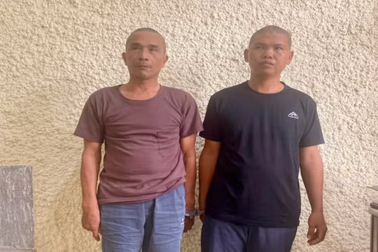 Nhét phong bì vào xe công an để xin không khởi tố, 2 đối tượng bị bắt vì tội đưa hối lộ