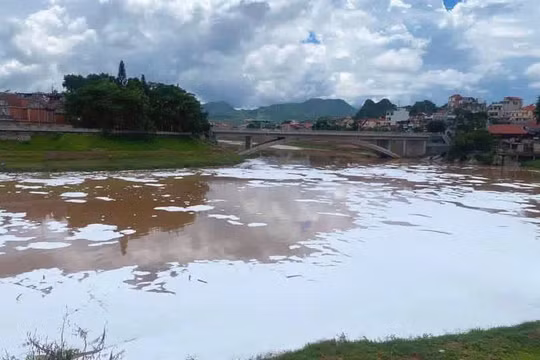 Nguyên nhân việc xuất hiện bọt trắng trên sông Kỳ Cùng ở Lạng Sơn