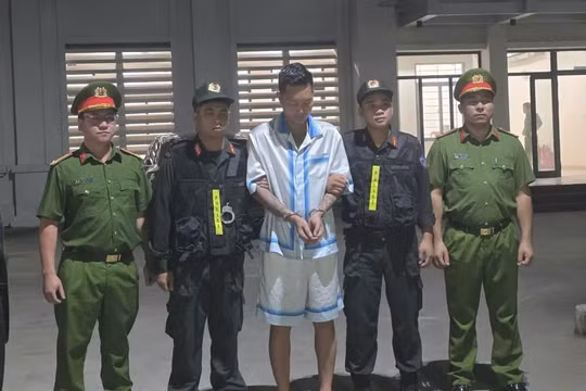 Huấn Hoa Hồng và vợ bị khởi tố
