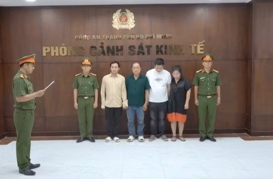Bắt giám đốc "hô biến" axit công nghiệp thành giấm ăn giả mác Hàn Quốc