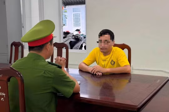 Ma men dẫn lối, người đàn ông chặn xe, cầm dép và mũ bảo hiểm đánh du khách