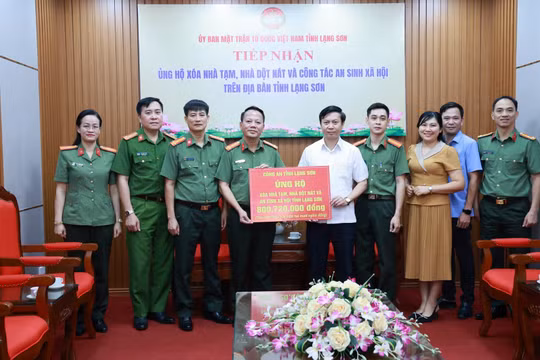 Hơn 800 triệu đồng từ cán bộ, chiến sĩ Công an Lạng Sơn chung tay xóa nhà tạm, nhà dột nát