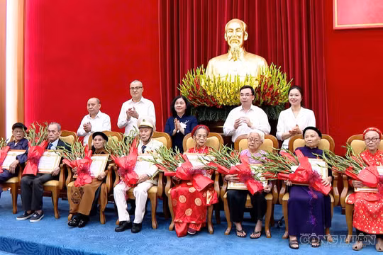 Chủ tịch Ủy ban Trung ương MTTQ Việt Nam trao tặng Huy hiệu 80 năm tuổi Đảng cho các đảng viên ở Phú Thọ