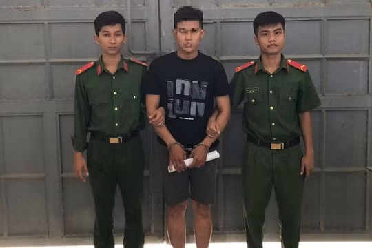 Khởi tố thanh niên lừa cụ bà sang tên, bán trộm tài sản rồi trả lại sổ đỏ giả