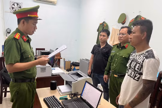 Chém cửa, đập nát kính nhà nghỉ vì vài dòng bình luận trên Facebook