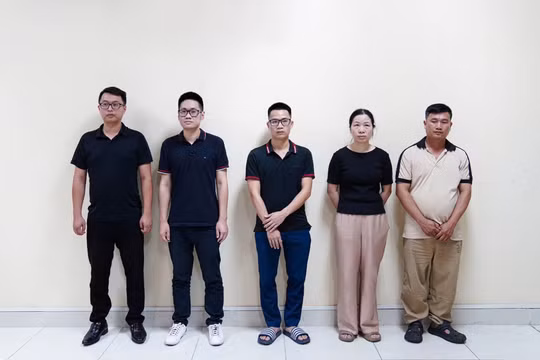 Khởi tố 5 đối tượng trong vụ bán máy tính cài windows 'lậu'