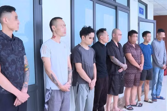 ​Dàn cảnh đánh xóc đĩa, bài lá để bán thiết bị gian lận, 8 thanh niên đất Cảng bị tạm giữ khẩn cấp
