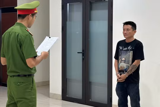 Tạm giữ đối tượng say rượu lái ô tô phá tài sản, thách thức lực lượng công an 