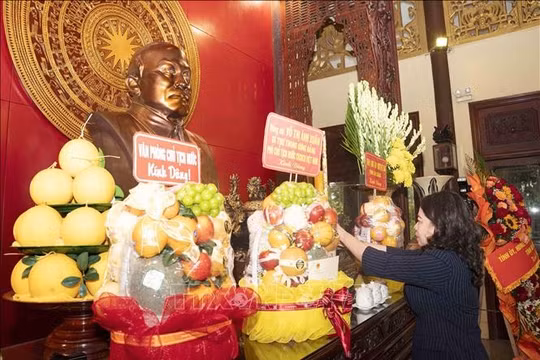 Phó Chủ tịch nước Võ Thị Ánh Xuân dâng hương tưởng nhớ Chủ tịch Tôn Đức Thắng