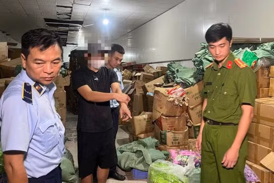Đột kích 5 xưởng gia công, thu giữ gần 20 tấn bánh kẹo trôi nổi "đội lốt" hàng ngoại nhập