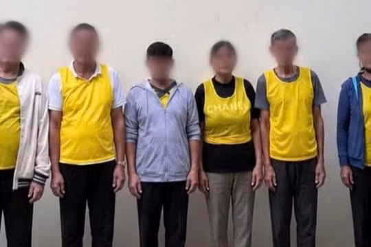 Nhóm người nước ngoài dùng "đô la âm phủ" dàn cảnh đánh bài để lừa tiền du khách