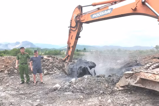Đường đi của 300 tấn xỉ nhôm lậu: Đổ trộm trong đêm, dùng máy xúc xóa sạch dấu vết