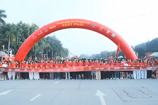 Hơn 7.000 người dân Lạng Sơn hòa nhịp bước chân "Cùng Việt Nam tiến bước"