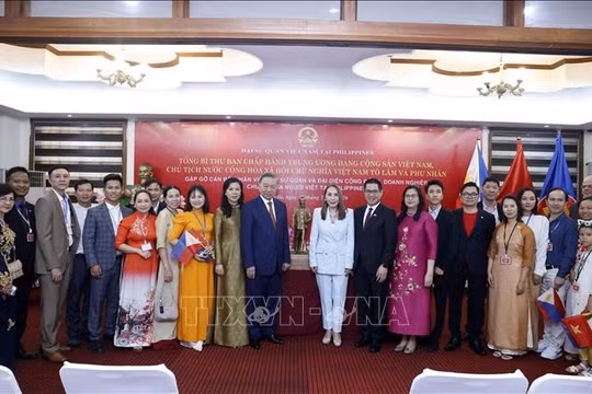 Tổng Bí thư, Chủ tịch nước và Phu nhân gặp gỡ cộng đồng người Việt Nam tại Philippines