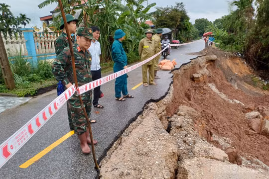 Sạt lở nghiêm trọng tuyến đường bao Ngòi Lạt, xã Tu Vũ khẩn trương di dời các hộ dân để đảm bảo an toàn