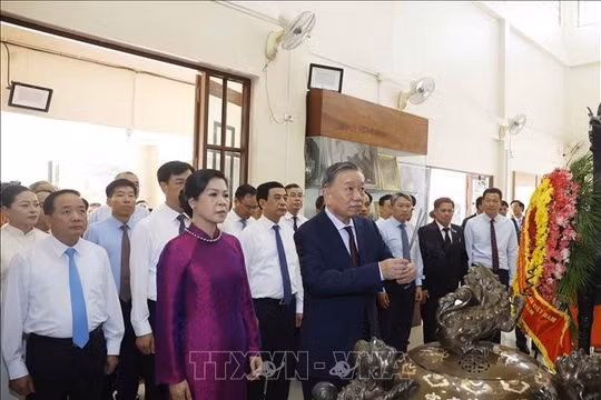 Tổng Bí thư, Chủ tịch nước Tô Lâm dâng hương tưởng niệm Chủ tịch Hồ Chí Minh tại Thái Lan