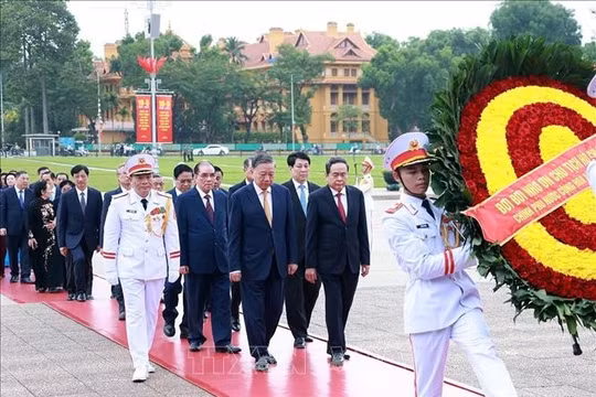 Lãnh đạo Đảng, Nhà nước thành kính dâng hoa tưởng nhớ Chủ tịch Hồ Chí Minh nhân dịp kỷ niệm 136 năm ngày sinh của Bác