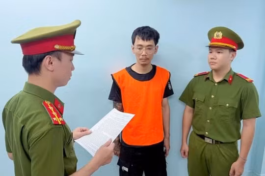 Nam thanh niên bị khởi tố vì vẽ bậy lên rào chắn cầu đi bộ