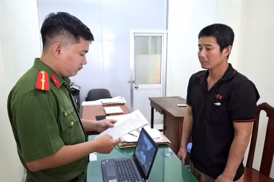 Người đàn ông bị khởi tố vì trộm cắp 2 đôi giày của công ty
