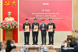 Báo Nhân Dân trao 40 nghìn số báo Xuân Bính Ngọ tới cán bộ, chiến sĩ Hải quân