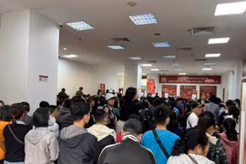 Hà Nội: Giá vàng giảm nửa triệu đồng/lượng, người dân xếp hàng tranh thủ mua vào