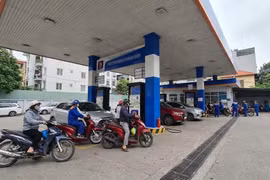 Giá xăng giảm, giá dầu tăng mạnh