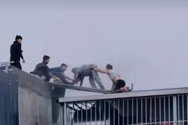 Hà Nội khen thưởng 7 'người hùng' cứu người trong vụ cháy ở Hoàng Mai