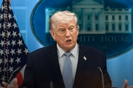Đa số người Mỹ cho rằng ông Trump chịu trách nhiệm về giá xăng tăng