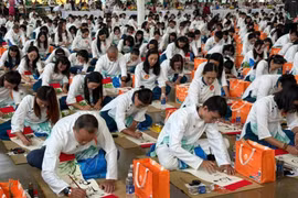 Hơn 1.000 thư pháp gia đồng diễn tại Lễ hội Văn hóa Việt Nam 2026