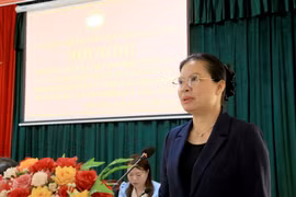 Bà Hà Thị Nga tiếp xúc cử tri tại Lai Châu
