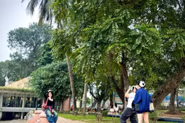 Công viên Thống Nhất hút giới trẻ check-in, tránh nóng thời điểm giao mùa