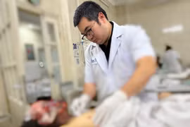 Cấp cứu 6 ca nổ pháo tự chế khiến mù mắt, cụt tay biến dạng vĩnh viễn