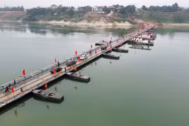 Thủ tướng khen các đơn vị 'thần tốc' hoàn thành cầu phao bắc qua sông Lô, thông xe ngay trong sáng 29 Tết