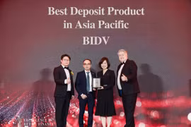 BIDV viết tiếp thập kỷ dẫn đầu với cú đúp giải thưởng Ngân hàng Bán lẻ tốt nhất Việt Nam Tiền gửi tốt nhất Châu Á