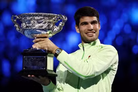Alcaraz ngược dòng hạ Djokovic, lần đầu vô địch Australian Open