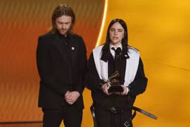 Billie Eilish lần thứ ba giành giải 'Bài hát của năm' tại Grammy