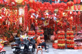 Hà Nội: Phố Hàng Mã trầm lắng, tiểu thương chờ sức mua dịp Tết Nguyên đán