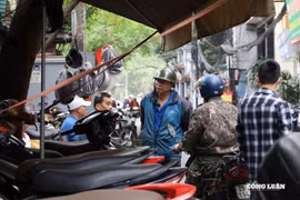 Chợ xe máy cũ Hà Nội: Người mang xe đến bán nhiều hơn khách mua xe
