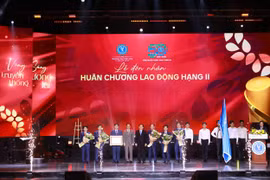 Trường Đại học Luật TP Hồ Chí Minh đón nhận Huân chương Lao động hạng Nhì